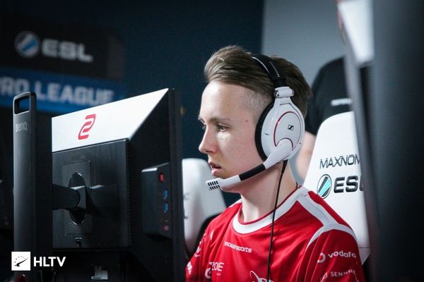 LPL转会资讯：LGD大量选手离队，他们连首发都凑不齐了